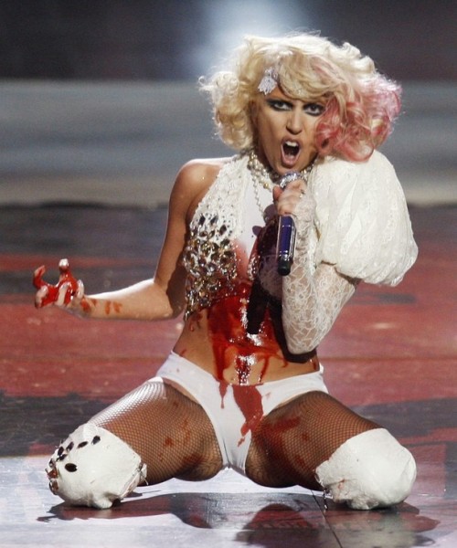 Lady Gaga performs Paparazzi @ The MTV VMA’s 2009!